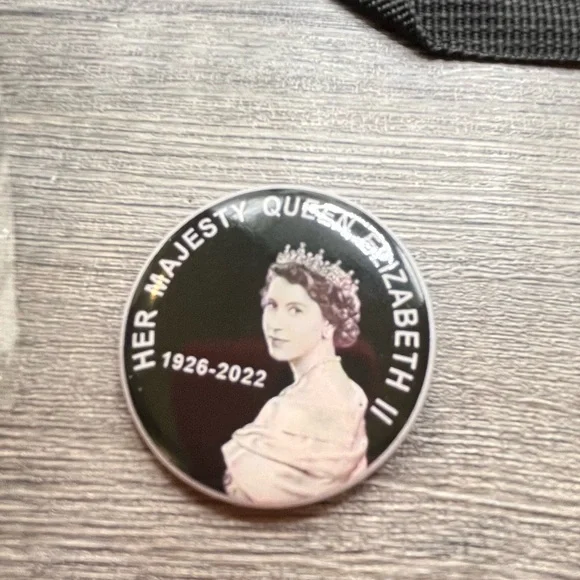 Queen Elizabeth II coin and pin - Picture 8 of 11
